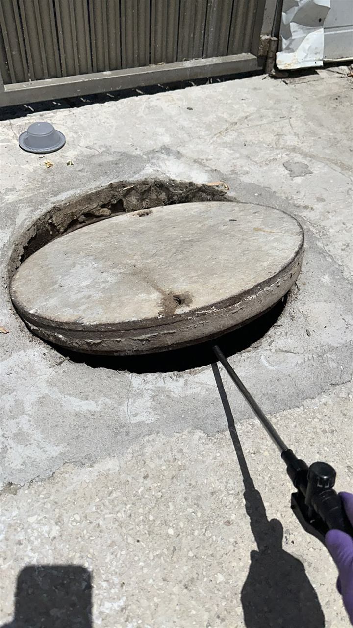 פתיחת מכסה בור ניקוז לבדיקה