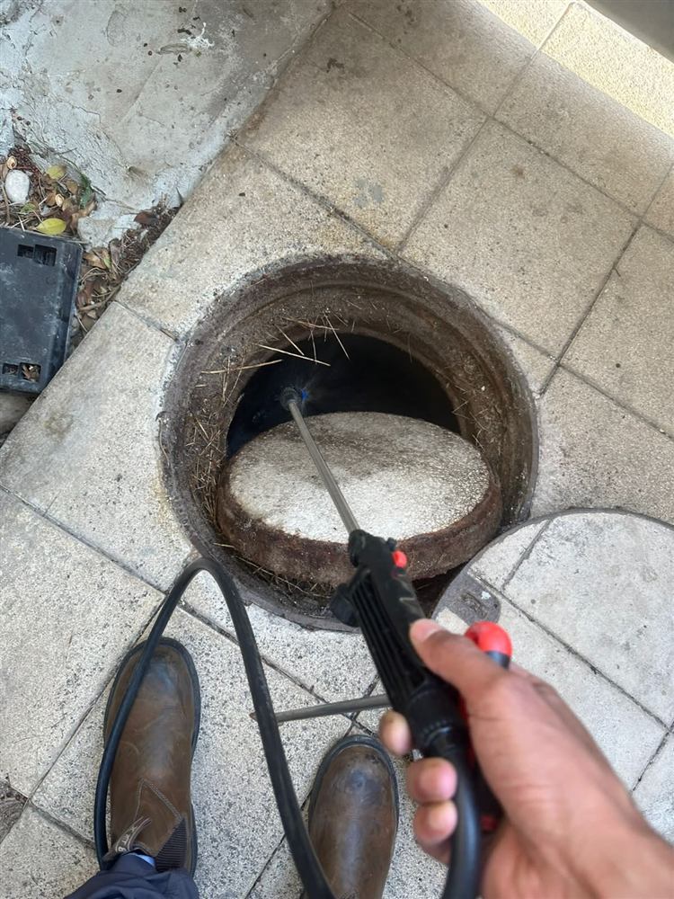 טיפול בפתח ביוב